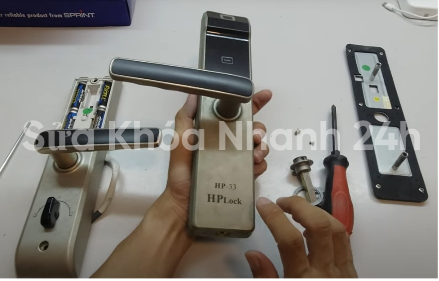 khóa điện tử bị báo động giả