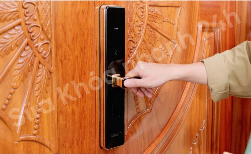 Bạn đang thắc mắc có nên dùng khóa điện tử cho cửa gỗ không