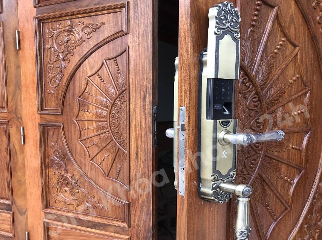 có nên dùng khóa điện tử cho cửa gỗ không